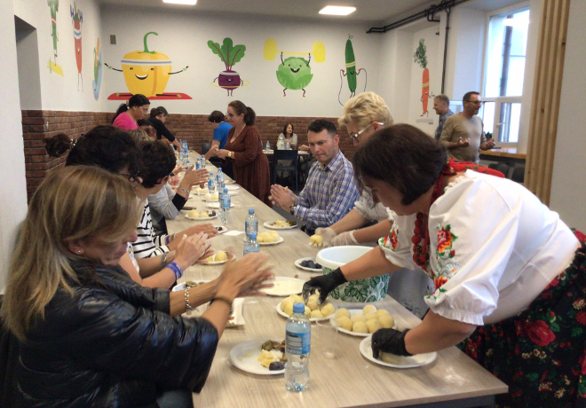 Fotografia: Uczestnicy projektu podczas warsztatów kulinarnych